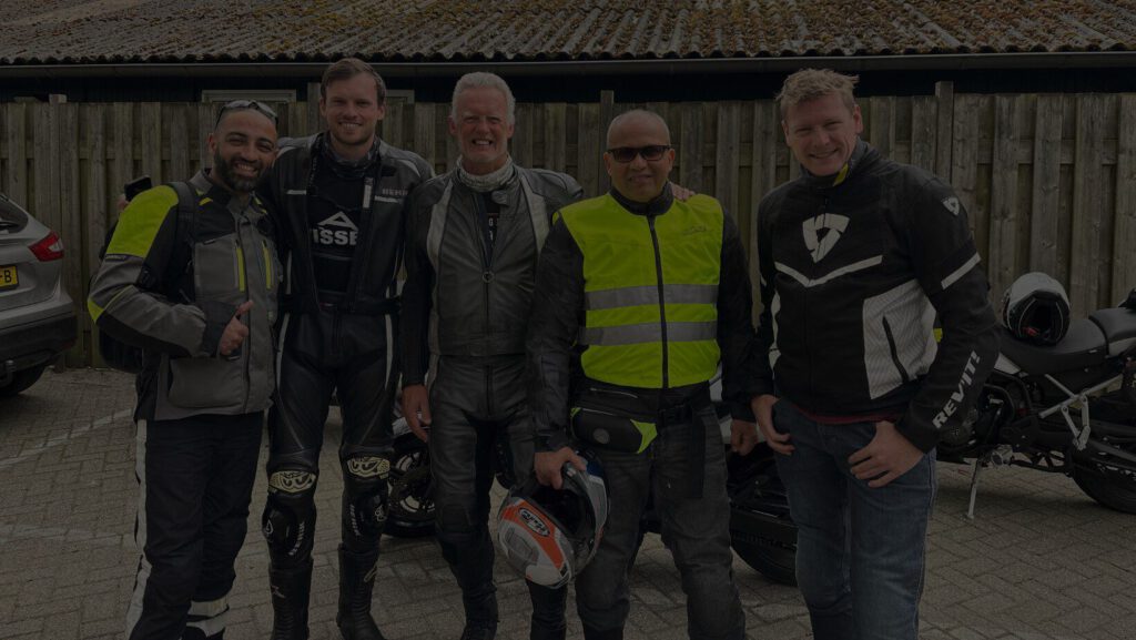 Mehran met zijn groep motorrijders voor de voortgezette motor rijopleiding.